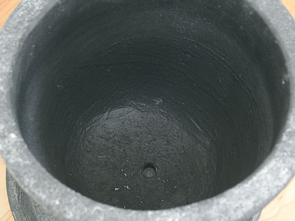 鉢カバー フォリオ ソリッド ブラックウォッシュの底穴