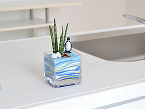 ミニ観葉植物 サンスベリア カラーサンド植え ペンギンフィギュア付き 設置イメージ